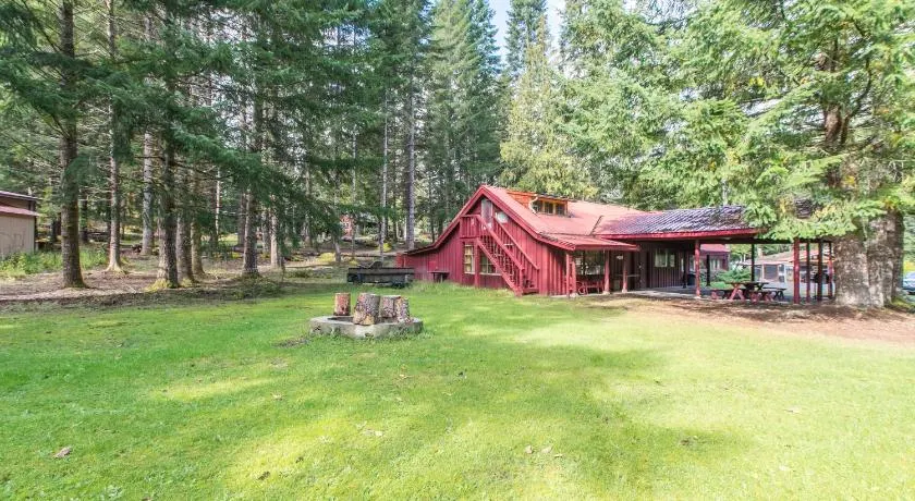 Front Lodge at Rainier Lodge, 1 min drive to Mt Rainier entrance - Image 1