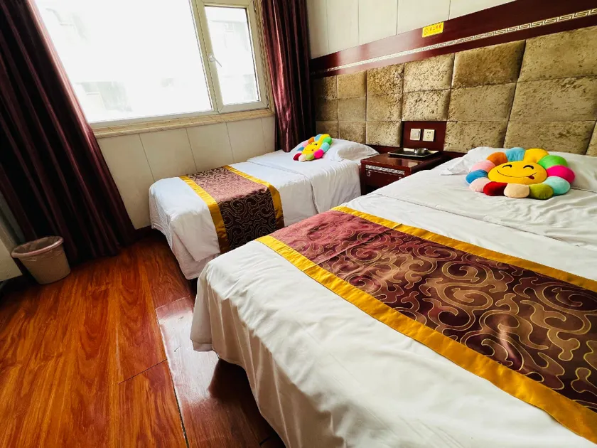 Xining Yijia Hotel - Image 1