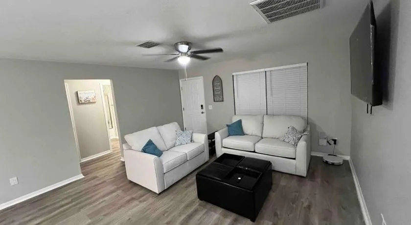 Get cozy in this Renovated home by the Villages - Image 1