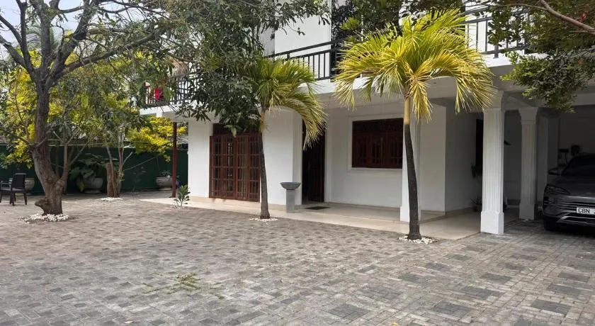 White House Airport Villa - Image 1