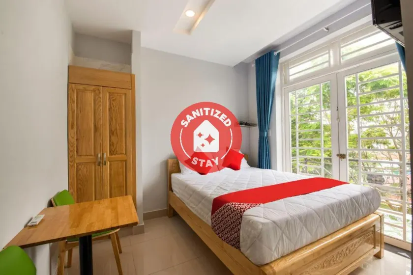 OYO 471 White 1 Hotel - Image 1