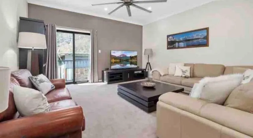 Warm Thredbo Chalet with Garage & Easy Ski Access - Image 1
