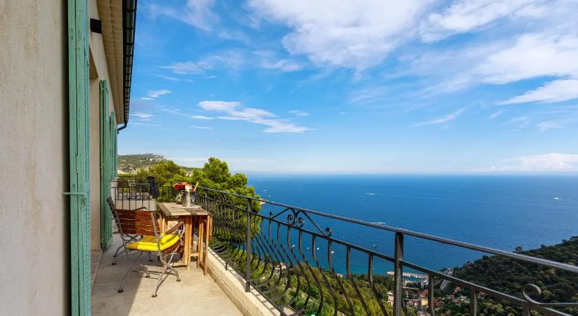 Sea View Apartment with Private Secure Parking 1 - Image 1