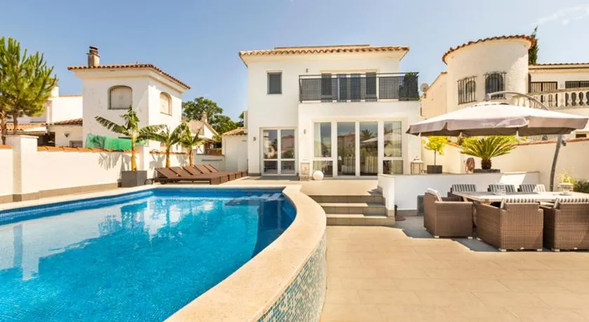2016 Villa moderna al canal con 4 habitaciones by homeselectspain - Image 1
