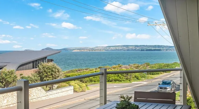 The Ark - Ocean Views & Coastal Ease - Image 1