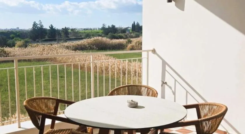 1BR Serviced Apt with Pool & Premium Amenities - Image 1