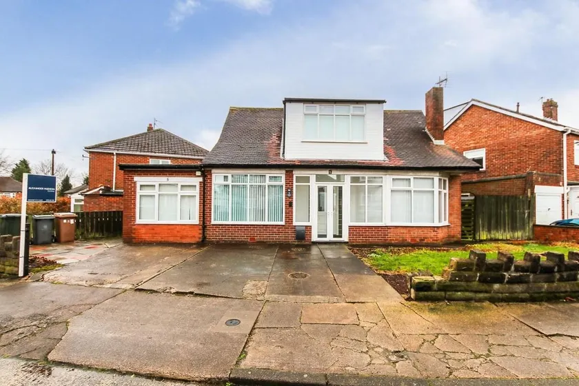 Stylish 6 Bed Detached House - Image 1