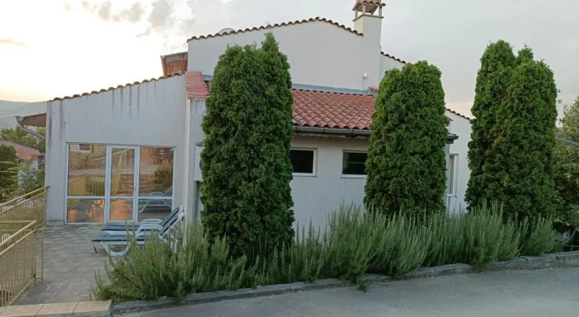 Приятна къща за почивка Караколев 1 - Image 1