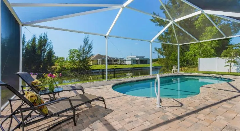 Amazing outdoor living on a freshwater canal, 4 bedrooms, pet-friendly - Villa Becky - Image 1