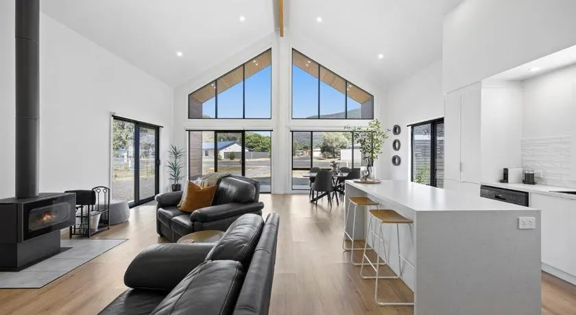 Skyframe Hosted by Halls Gap Accommodation - Image 1