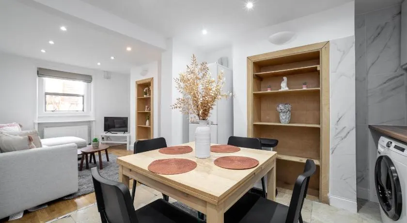 3 bedroom house in Notting Hill - Image 1