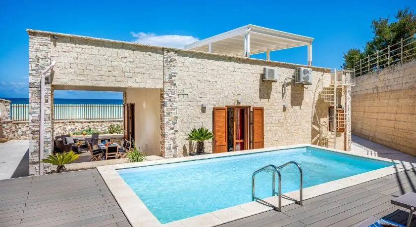 Villa La Battigia con piscina privata, fronte mare - Image 1
