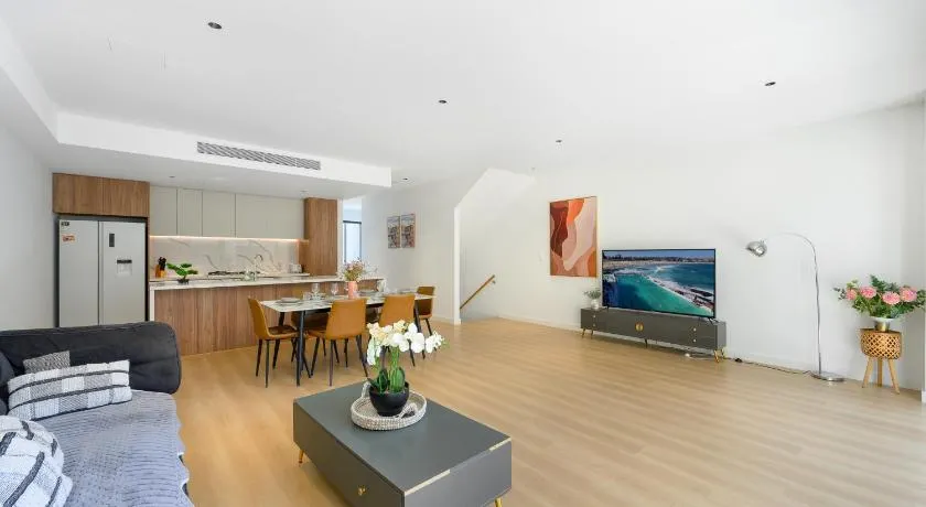 4BR Spacious Townhouse in Box Hill - Image 1