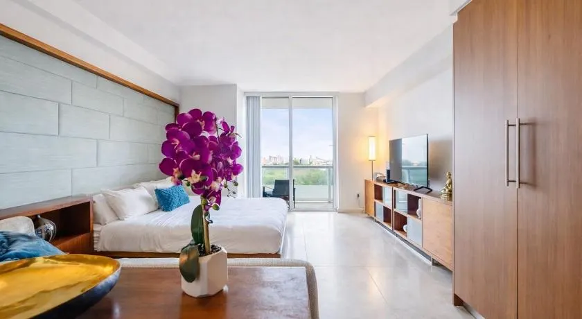 Luxury Building with Ocean Views in Downtown - Image 1