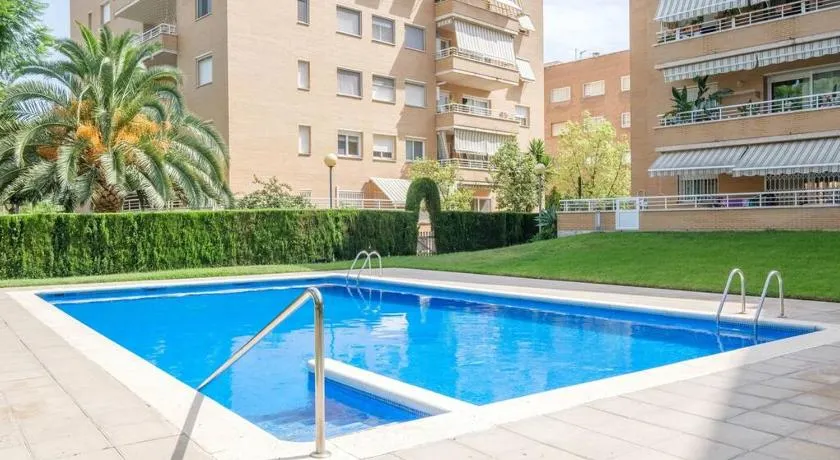 Apartamento en complejo residencial, con piscina. - Image 1