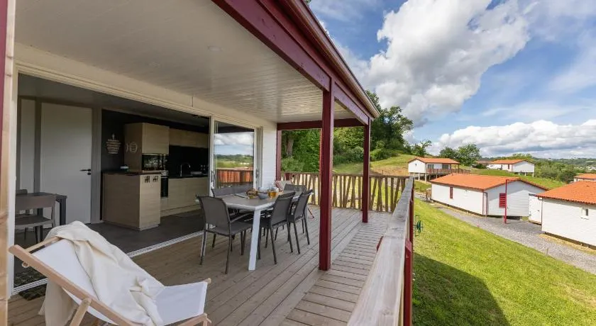 Oihana grand chalet de 2 à 6 pers, chambre parentale, 2 sdb, climatisé, piscine vue et calme à Hasparren-Pays Basque - Image 1