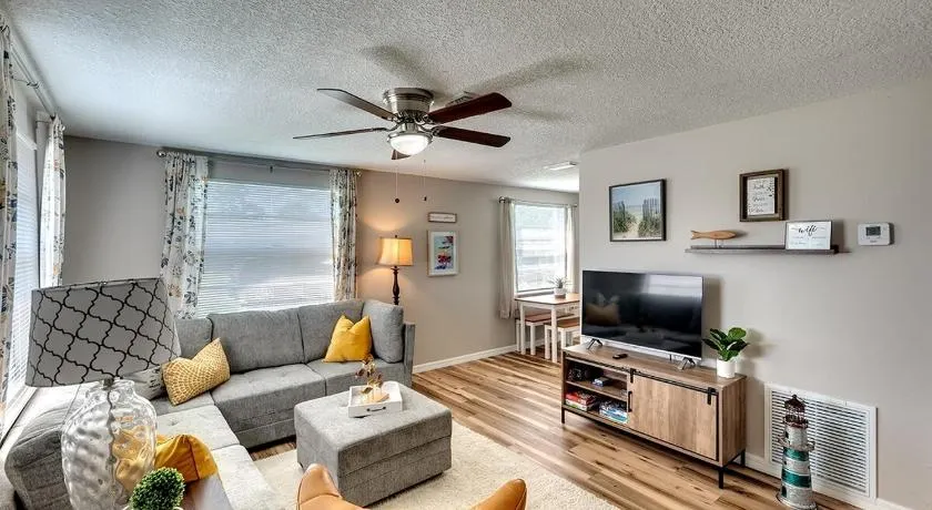 Newly renovated Bradenton bungalow - Image 1