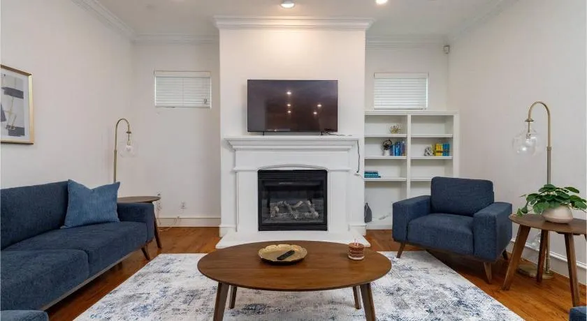 Fireplace - Workspace - Sleeps 8 - Downtown Dallas - Image 1