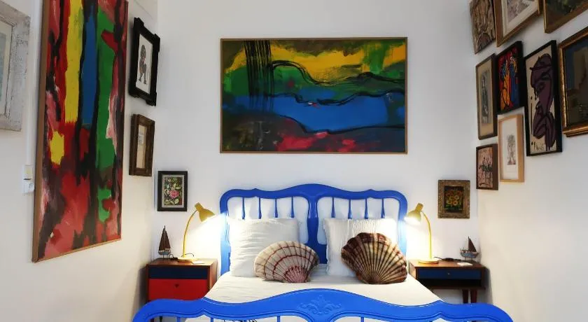 Une chambre et des tableaux - Image 1