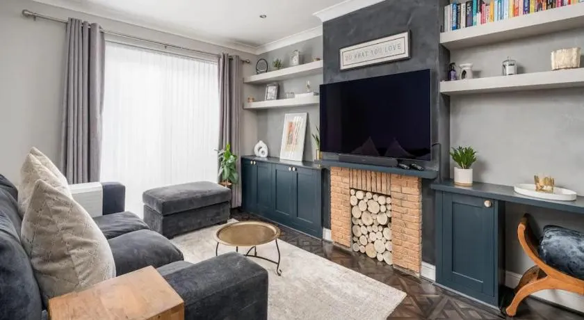 Pass the Keys Stylish Modern 3 bed house with Parking - Image 1