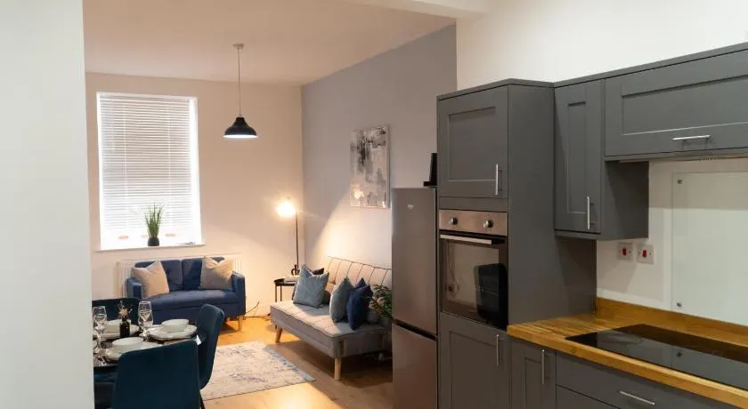 Stylish 3-Bed Home, Co-op Live & Etihad Garden, Free Parking and modern WORKPLACE - Image 1