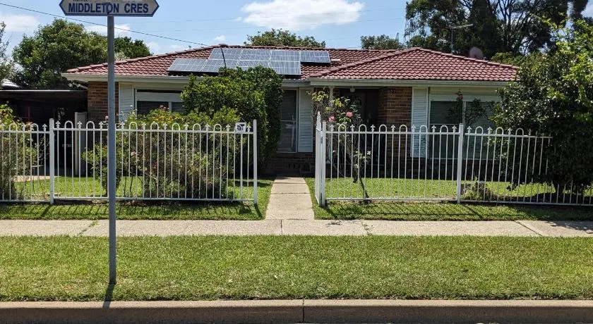 BIDWILL GARDENS - 2 Rooms A Private Room with a King-Size Bed or Open Lounge Room Floor Mattress SHARED Bathroom FREE Kitchen Essentials FREE Laundry Facilities Fast NBN WIFI HDTV NETFLIX, YOUTUBE, KAYO Meal and Transport Service Available - Image 1