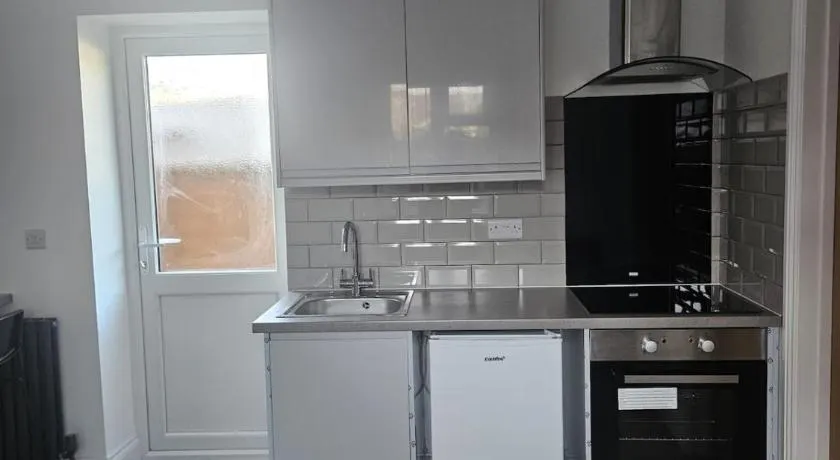 One Bedroom Apartment in Poole close to Beaches - Image 1