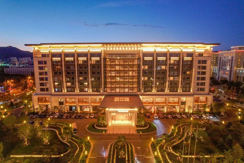 Zhangjiakou Grand Metro Park Hotel - Image 1
