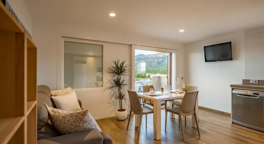 Apartamento con terraza, vistas playa y montaña - Image 1