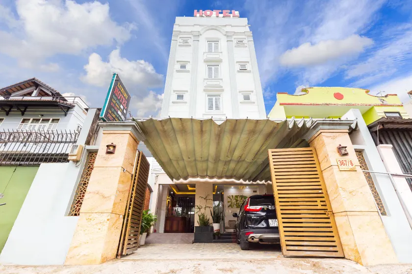 Luxury Vườn Lài Hotel - Image 1