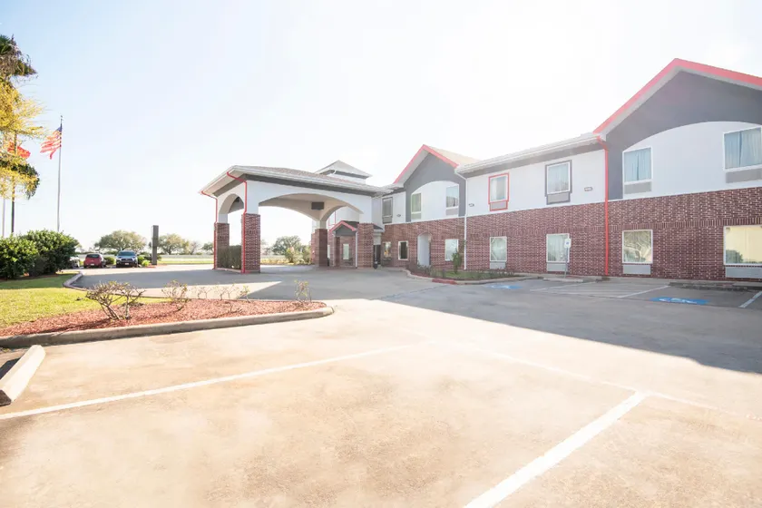 OYO Townhouse Clute Lake Jackson - Image 1