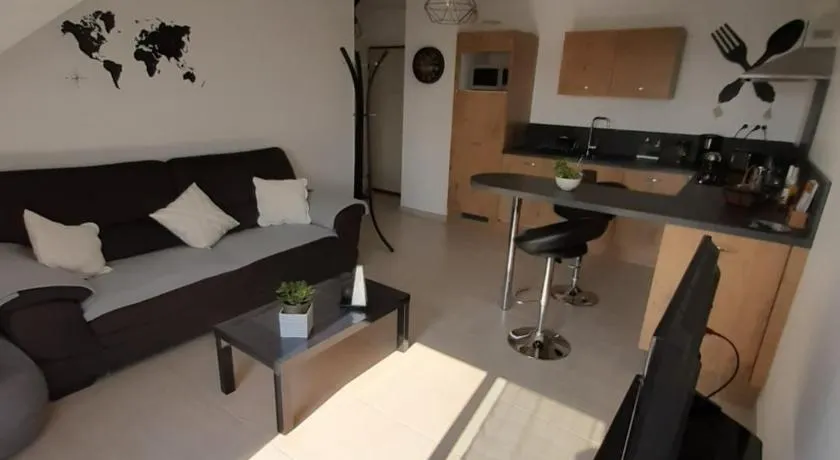 Apart. F2 i Caen totalrenoverad med garage och WIFI. - Image 1