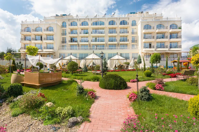 Therma Palace - Balneo SPA, Free parking & Beach - Image 1