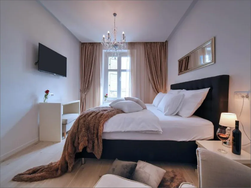 Via Porto Rooms - Image 1