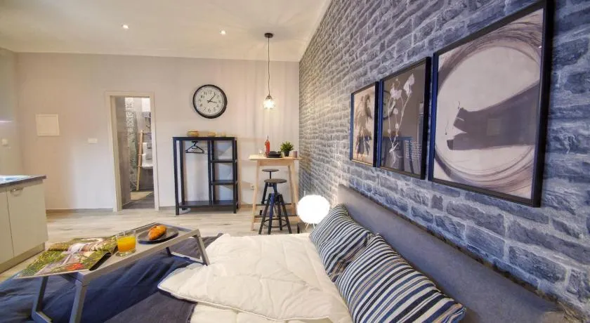 Frank-Kiss Apartments - Image 1