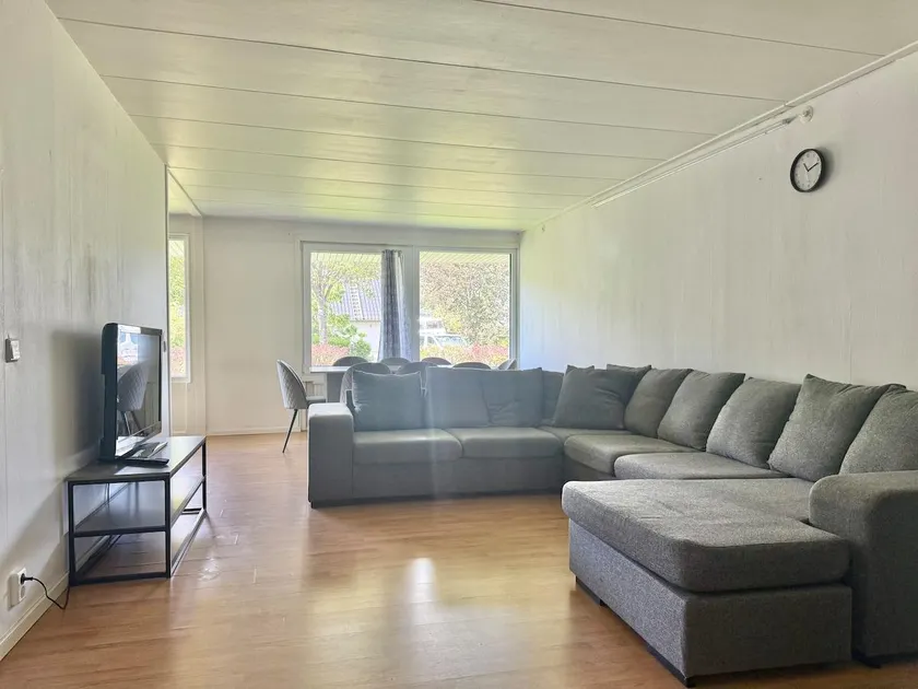 6BR Villa • 3 Bath • 11 Beds • Parking - Image 1