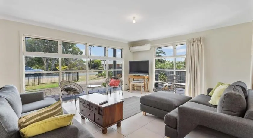 14 Colman Rd - Modern Holiday Home close to the River and Golf Course - Image 1