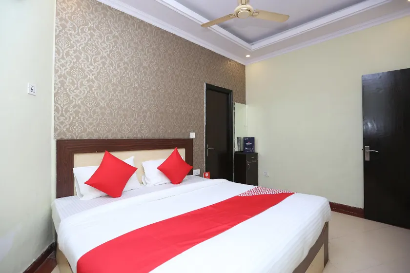 OYO 15525 Signature Inn - Image 1