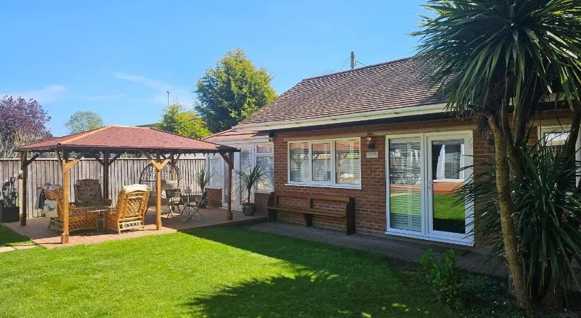 Spalding Town Centre - 2 Person - Self Contained - Self Catering 1 or 2 Doubles - Image 1