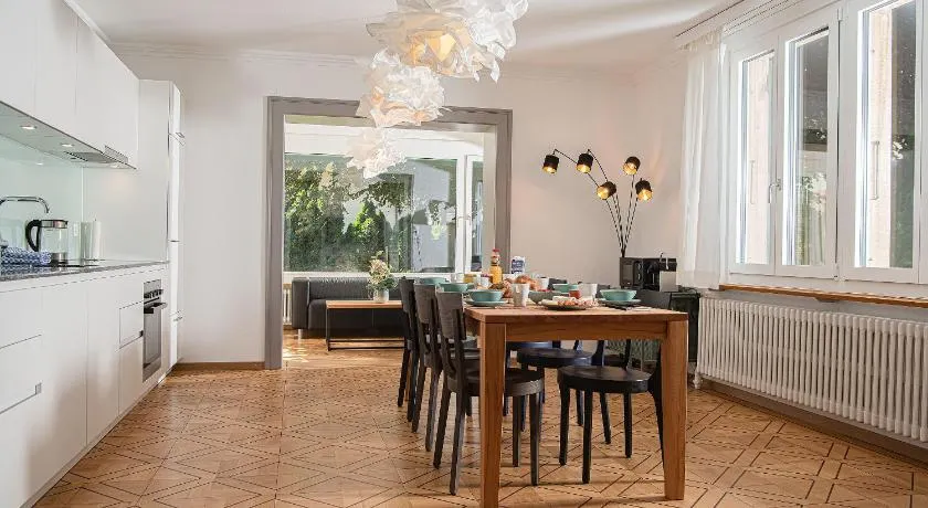  SKY Boutique Villa sleeps 4-10, Parking/Laundry, Close to Train/Bus/Town - Image 1