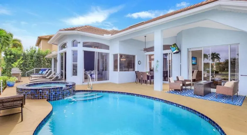 Spectacular waterfront home with pool, spa and dock - Image 1