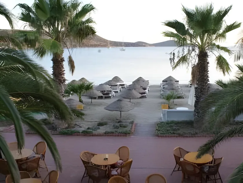 UzHan Beach Hotel - Image 1
