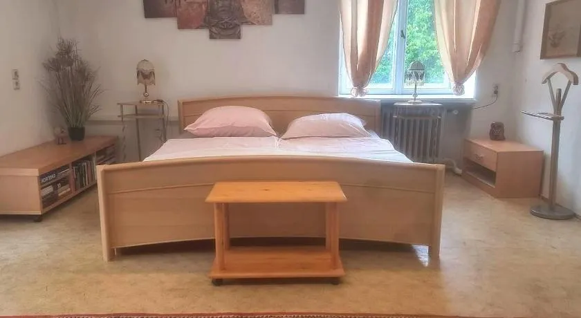 Nr 9 Hübsche Suite mit Loggia in alte Villa mit Stadtblick und interessante Ausstattung Ohm Zimmer - Image 1