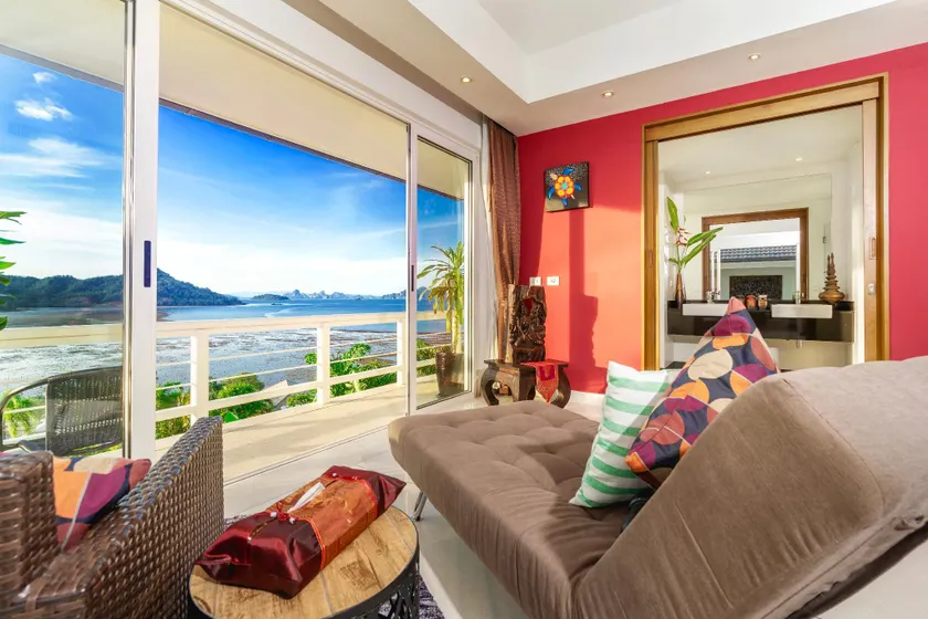 Stunning 5 bedrooms Villa with Panoramic Sea View - Image 1