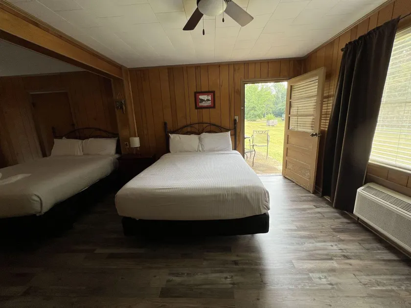 JIS12 - Budget friendly queen studio with full kitchen, two queen beds and sleeper sofa - Image 1
