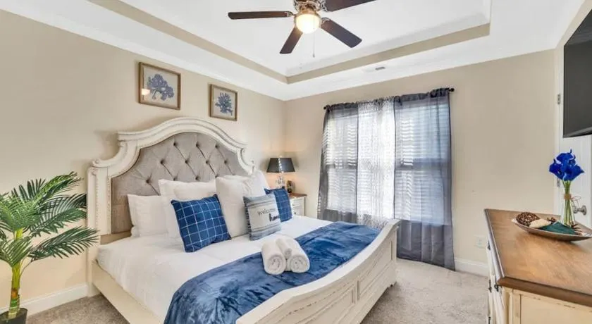 Cozy 2B Townhouse King Bed Free Parking TV in BRs - Image 1