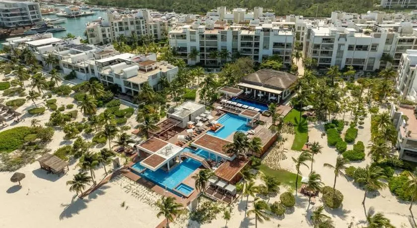 3BR Beachfront Luxury Condo w/ Great Features - Image 1