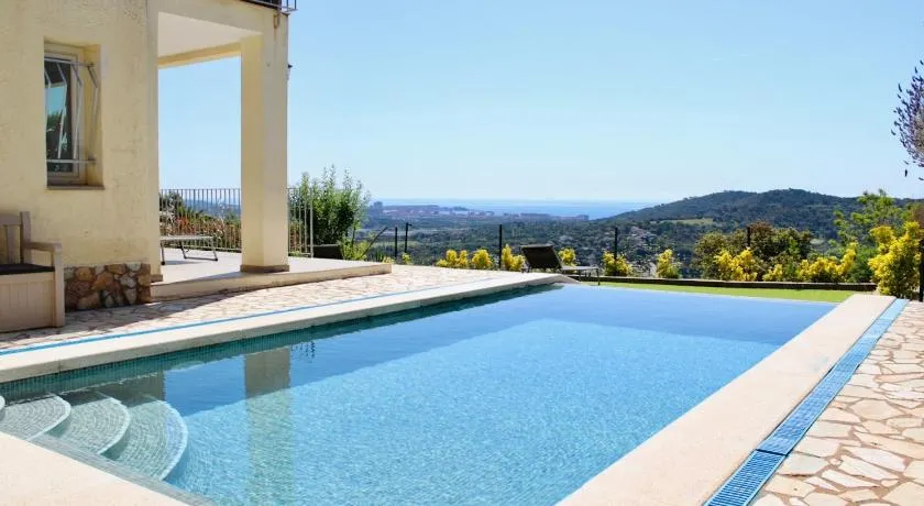 Agréable maison de vacances entièrement équipée avec piscine privée, internet haut débit et terrasse | Vue plage - Image 1