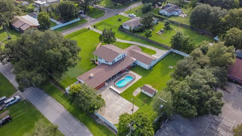 A Large Tropical Estate with 2 Acres of Space home - Image 1
