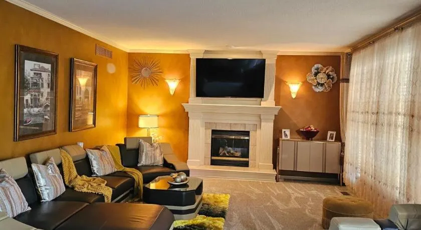 World Cup Getaway, 3400 sqf, 12 min to Arrowhead - Image 1